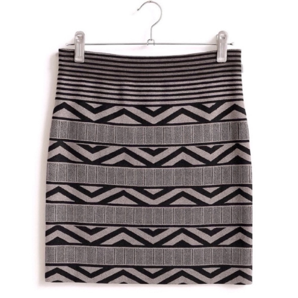 BCBG Geometric Knit Mini Skirt Black
Taupe Bodycon Stretch M